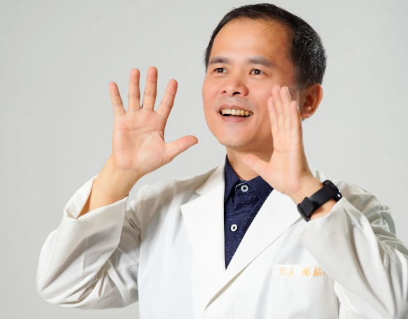 楊紹民院長白袍揮手照